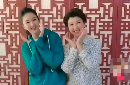 闫学晶与儿媳共舞，婆媳情深似姐妹